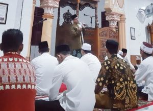 Ket foto: Tgk. Mustafa menyampaikan Tausiahnya dalam acara Zikir