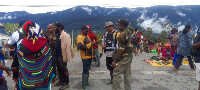 Satgasres Binmas Cartenz Sampaikan Pesan Kamtibmas di Pasar Pagi Yokatapa Sugapa