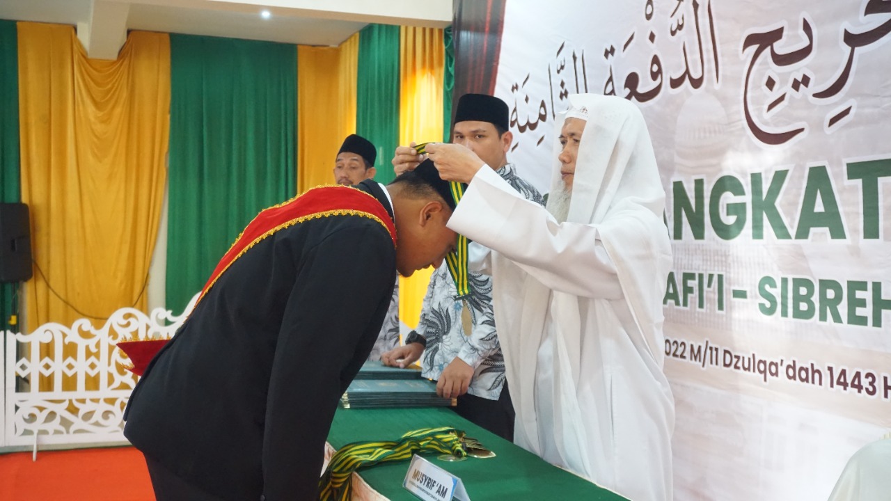 18 Santri Pesantren Imam Syafii Diwisudakan, Seorang Santri Khatam 30 ...