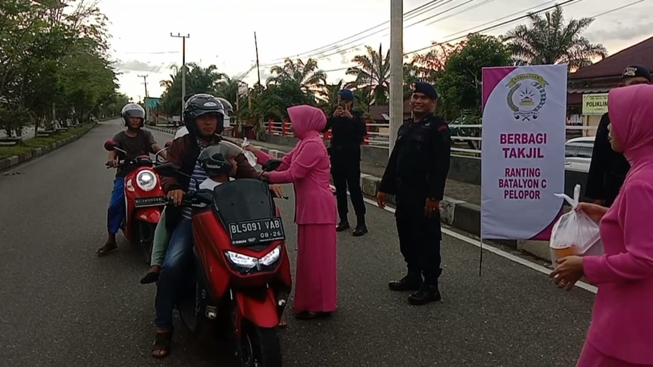 Personel Brimob Dan Bhayangkari Bagi Takjil Gratis Kepada Pengendara ...