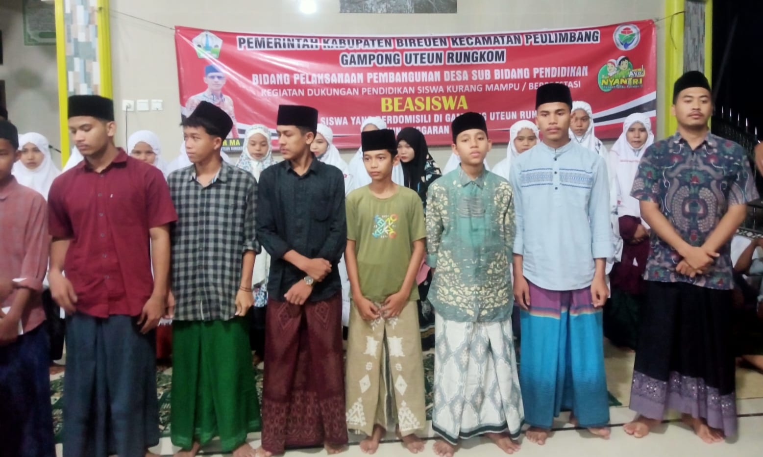 Keuchik Gampong Uteuen Rungkom, Muhammad Nasir MA saat memberikan bantuan beasiswa kepada 30 santri yang selama ini mondok, Senin, 17 April 2023. Foto: Rengsa.