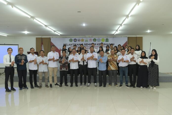 Ketua DPC Perhumas Aceh Amal Hasan, SE,M.Si menyerahkan Pataka kepada Ketua Perhumas Muda Assadudin yang baru saja dilantik di Aula Politeknik Koetaraja Aceh. Banda Aceh 29 Juli 2023